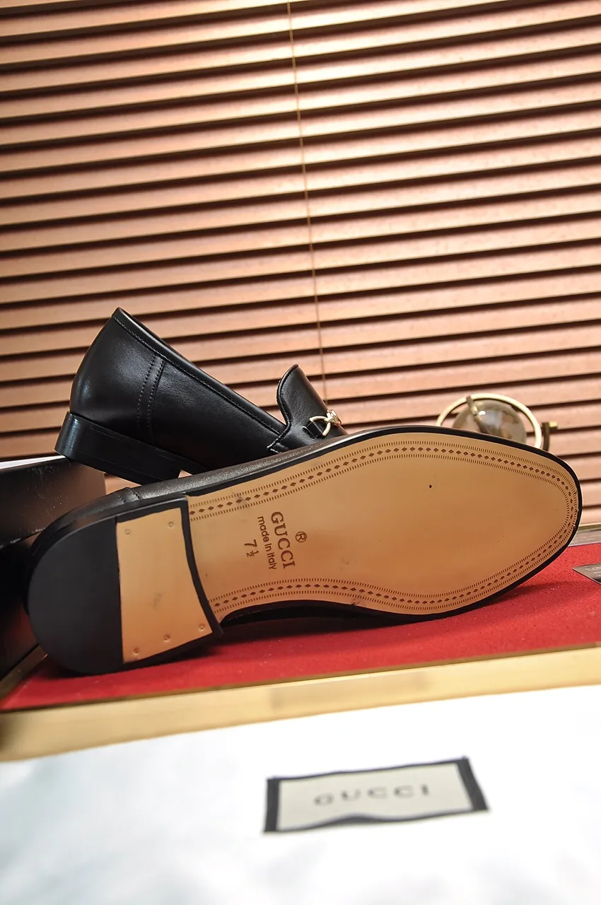 Men's shoes💰500💶Italy's top luxury men's shoe giant (GUCCI) (Gucci) (full cowhide lining) new arrival🍃Original European style🔰 Pleasant to the eye😍In order to make the shoes more durable and non-deformable🌀The production continues to follow traditional methods but there is still no lack of innovation💪Choose original sheepskin for the leather♻️ Smooth and natural And extra bright ⭐Made of imported cowhide, the first choice of rich people 38-45 (45 customized)